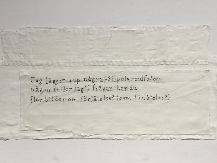 A4/Brev I, Broderi på linne